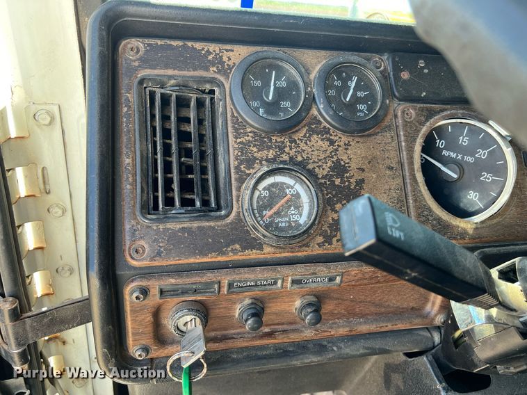 image for item DS2913 2007 Freightliner semi truck