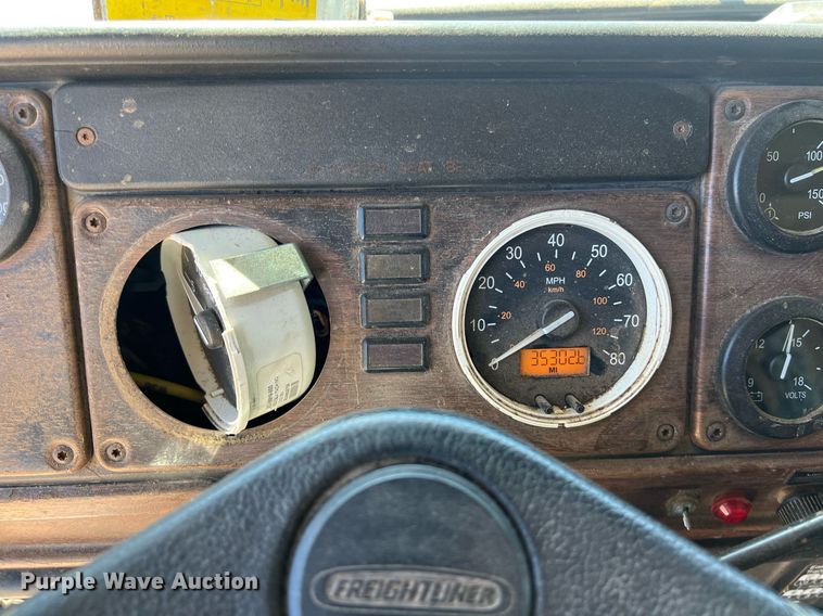 image for item DS2913 2007 Freightliner semi truck