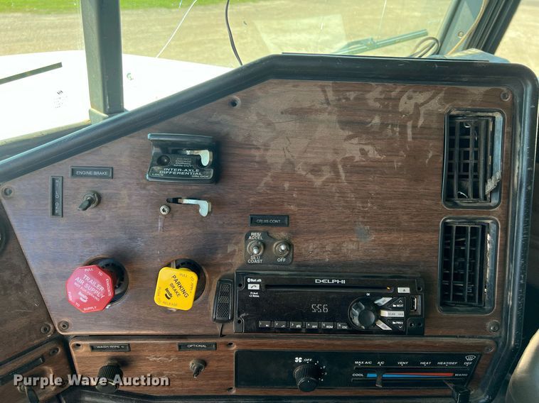 image for item DS2913 2007 Freightliner semi truck