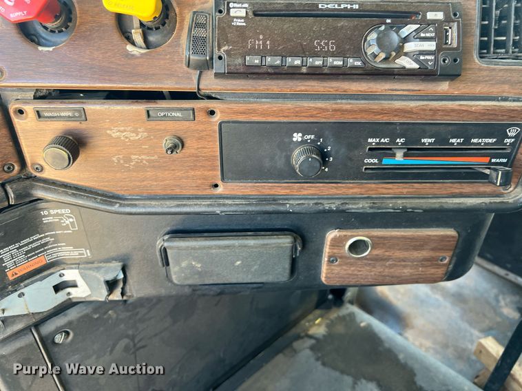 image for item DS2913 2007 Freightliner semi truck