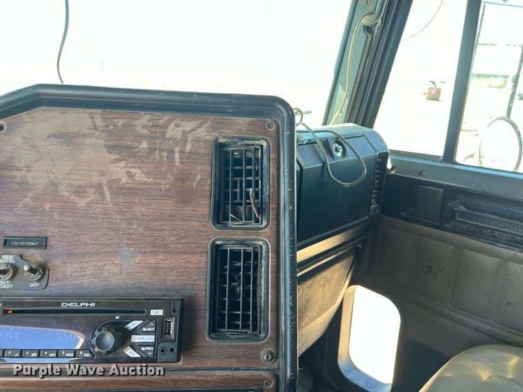 image for item DS2913 2007 Freightliner semi truck