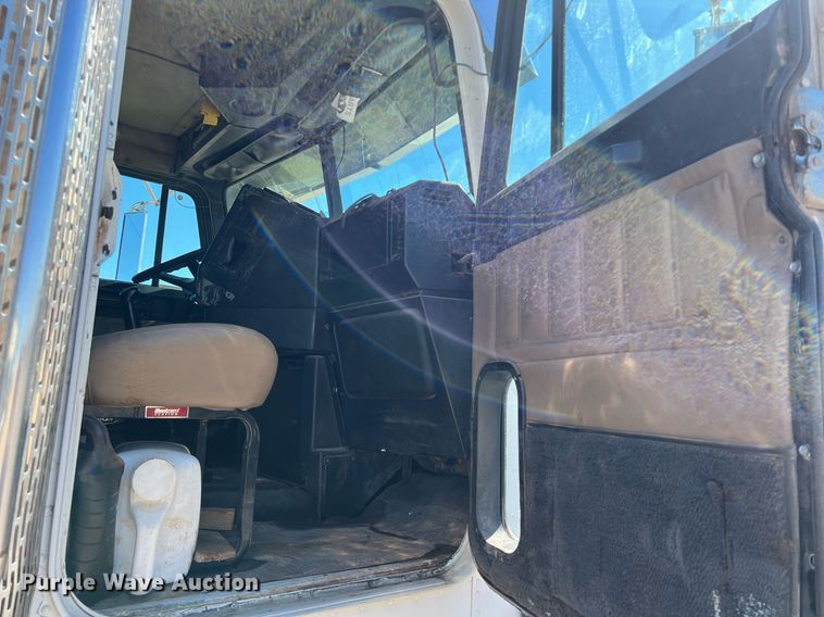 image for item DS2913 2007 Freightliner semi truck