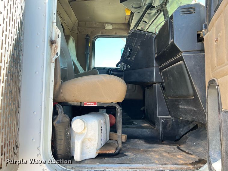 image for item DS2913 2007 Freightliner semi truck