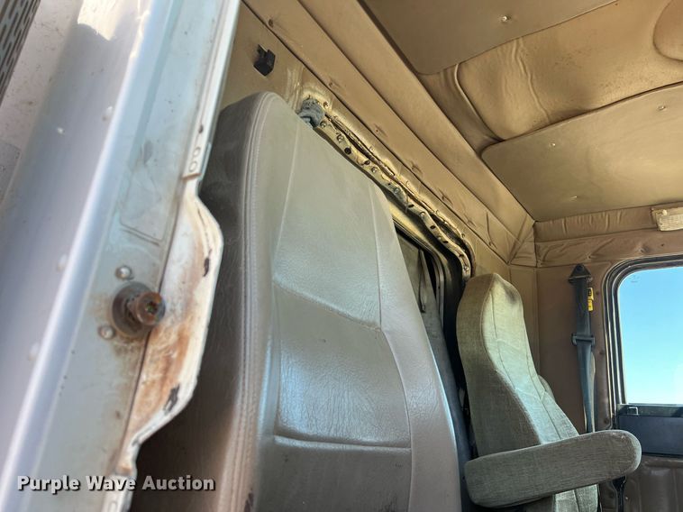 image for item DS2913 2007 Freightliner semi truck