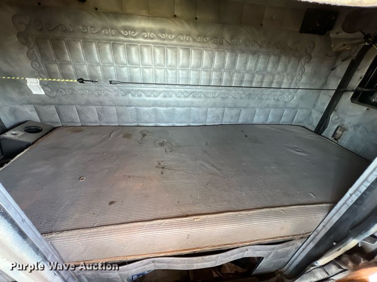 image for item DS2913 2007 Freightliner semi truck