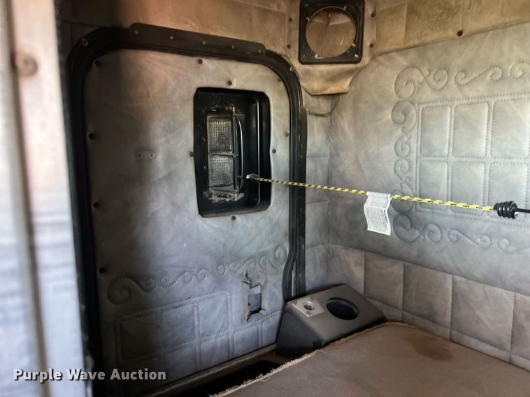 image for item DS2913 2007 Freightliner semi truck