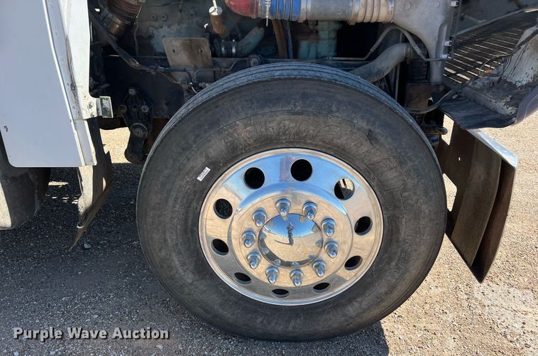 image for item DS2913 2007 Freightliner semi truck