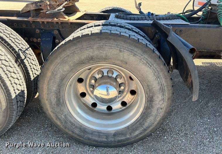 image for item DS2913 2007 Freightliner semi truck