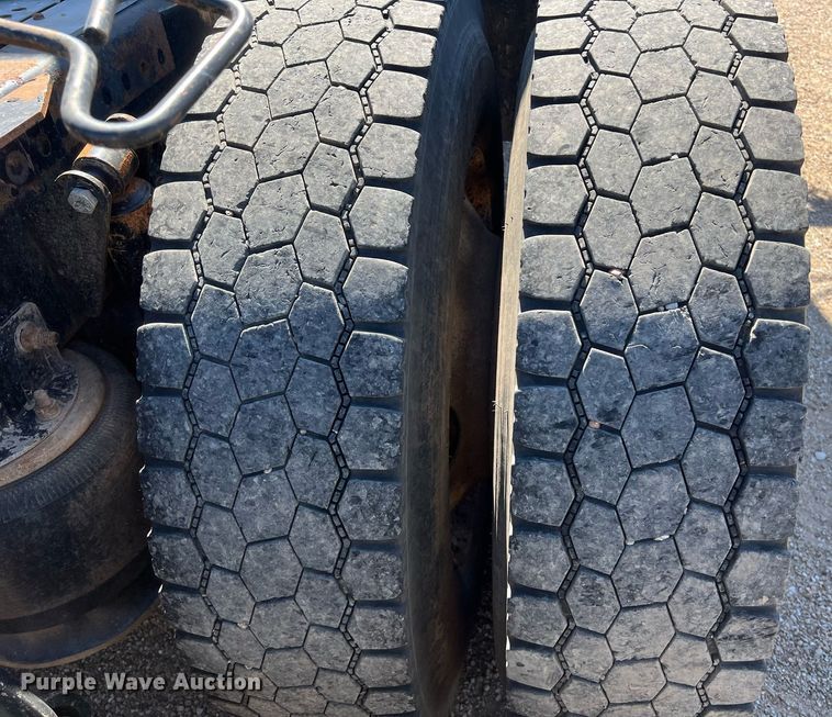 image for item DS2913 2007 Freightliner semi truck