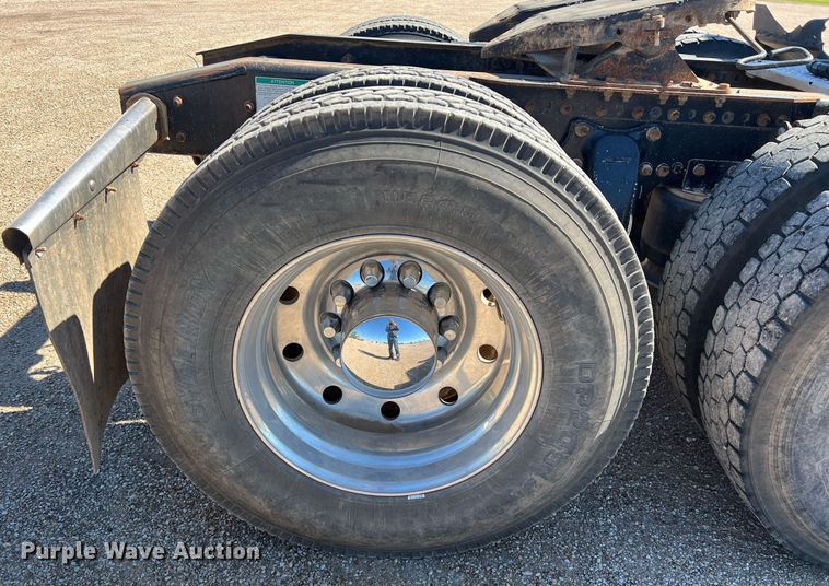 image for item DS2913 2007 Freightliner semi truck