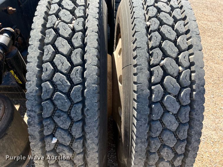 image for item DS2913 2007 Freightliner semi truck