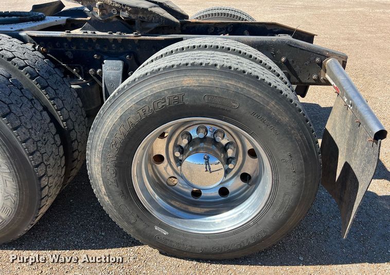 image for item DS2913 2007 Freightliner semi truck