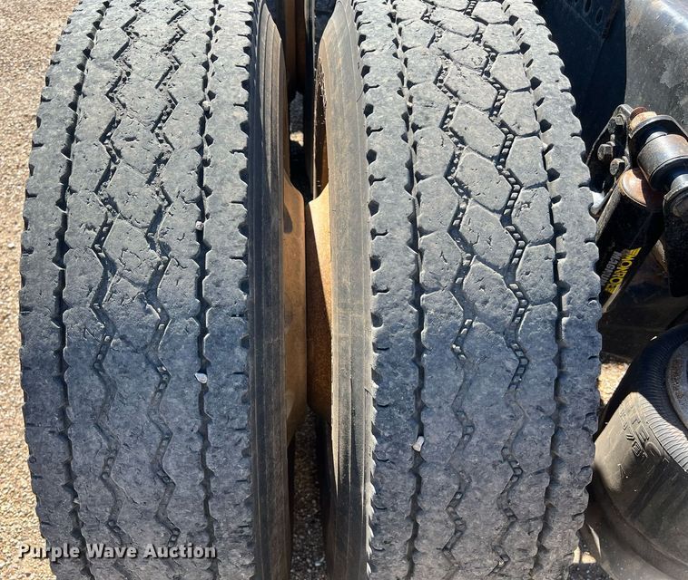 image for item DS2913 2007 Freightliner semi truck