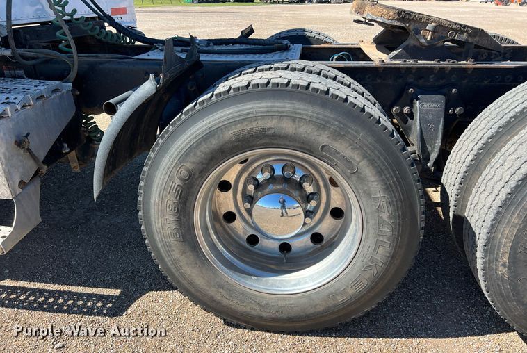 image for item DS2913 2007 Freightliner semi truck