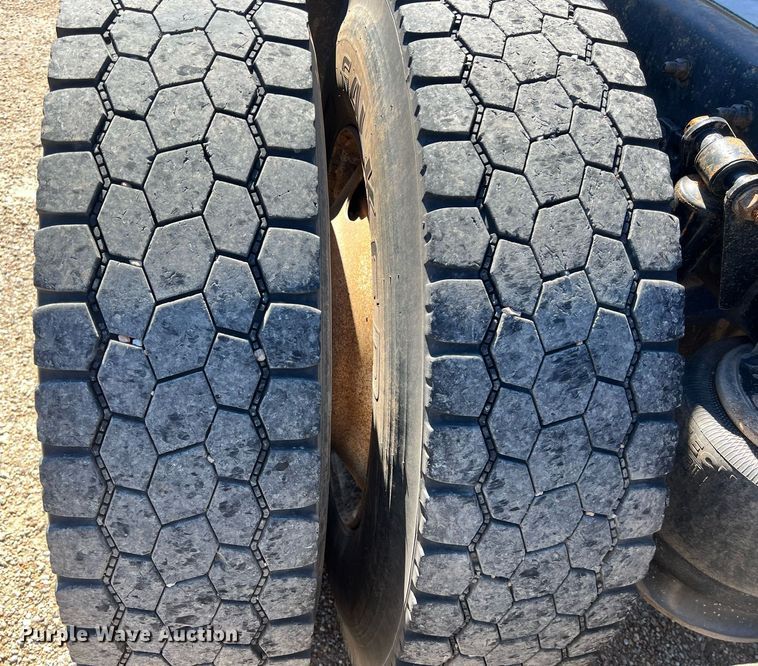 image for item DS2913 2007 Freightliner semi truck