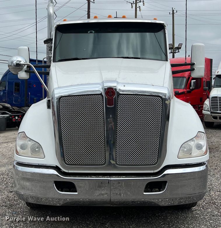 image for item DS2919 2018 Kenworth T680 semi truck