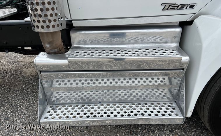 image for item DS2919 2018 Kenworth T680 semi truck