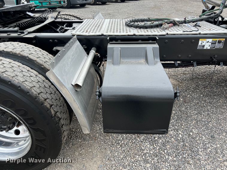 image for item DS2919 2018 Kenworth T680 semi truck