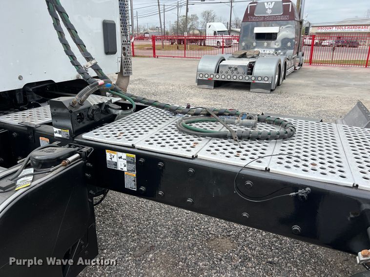 image for item DS2919 2018 Kenworth T680 semi truck