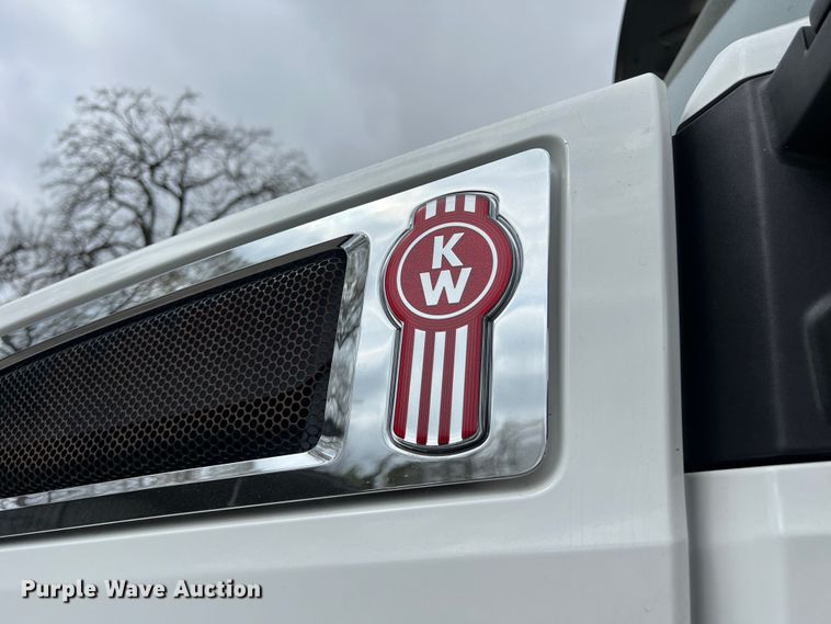 image for item DS2919 2018 Kenworth T680 semi truck