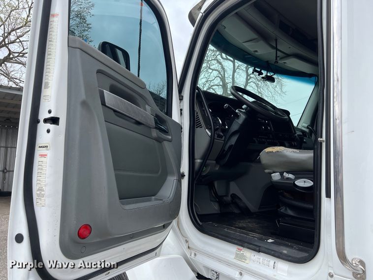 image for item DS2919 2018 Kenworth T680 semi truck