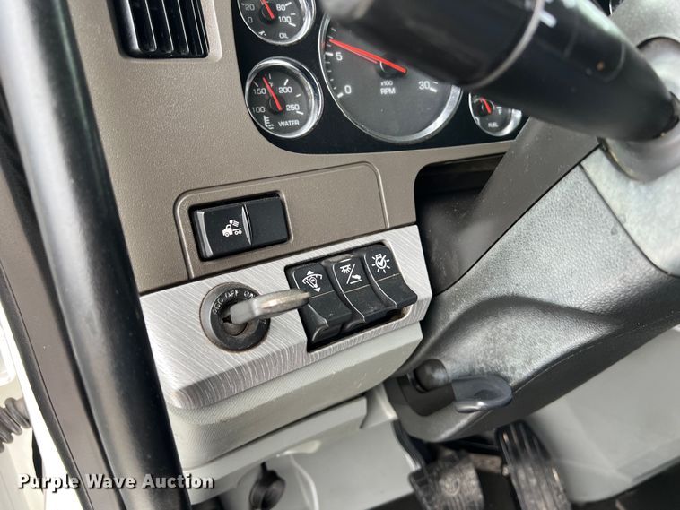 image for item DS2919 2018 Kenworth T680 semi truck