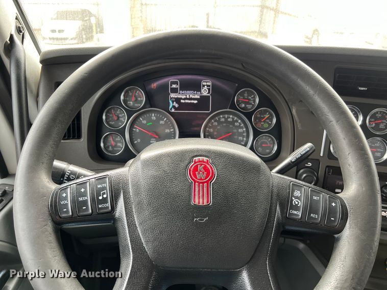 image for item DS2919 2018 Kenworth T680 semi truck