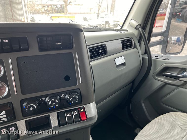 image for item DS2919 2018 Kenworth T680 semi truck