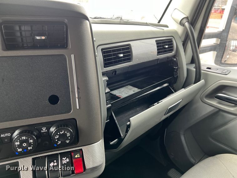 image for item DS2919 2018 Kenworth T680 semi truck