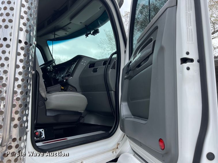 image for item DS2919 2018 Kenworth T680 semi truck
