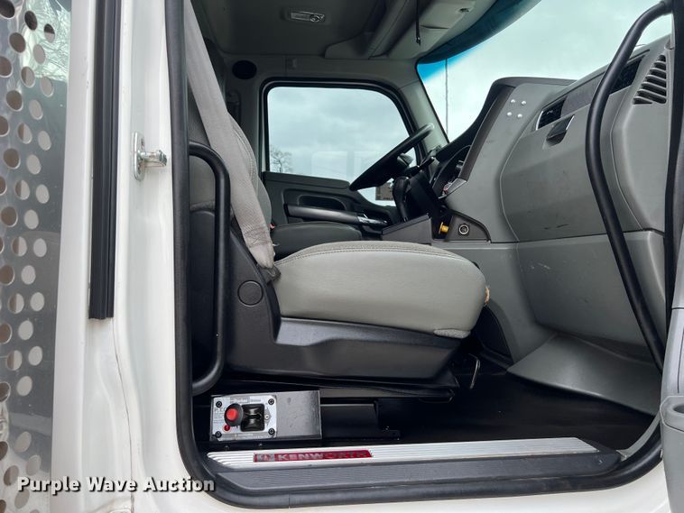 image for item DS2919 2018 Kenworth T680 semi truck