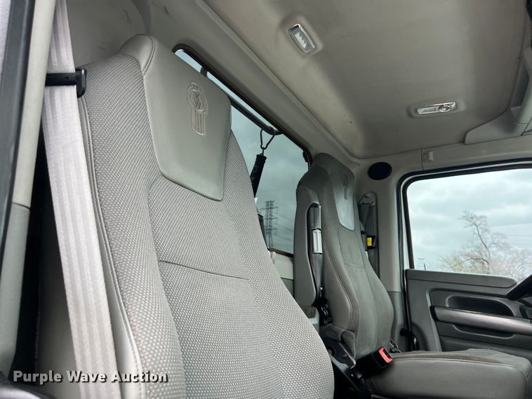 image for item DS2919 2018 Kenworth T680 semi truck