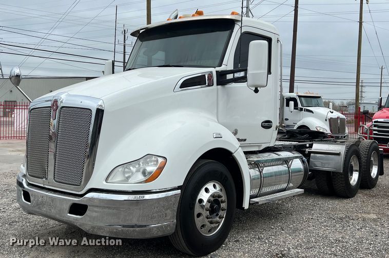 image for item DS2920 2018 Kenworth  T680 semi truck