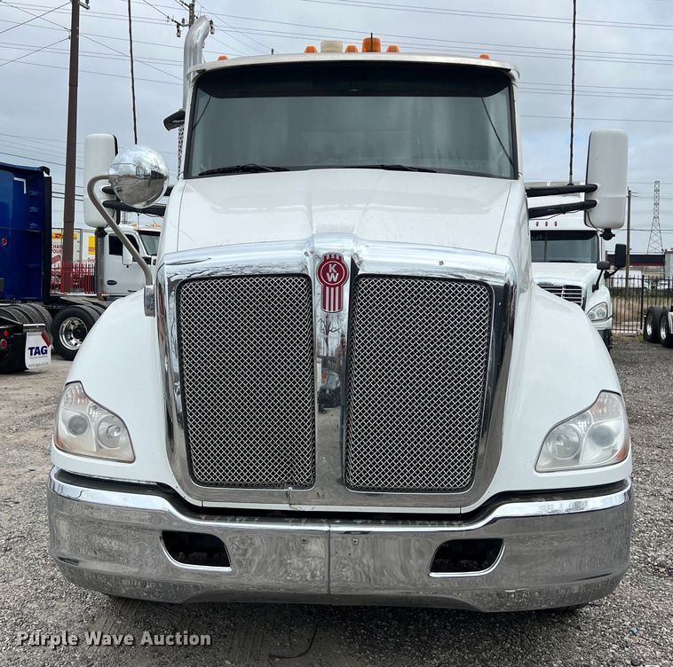 image for item DS2920 2018 Kenworth  T680 semi truck