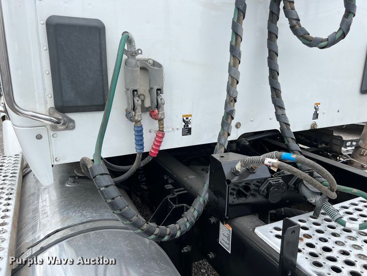 image for item DS2920 2018 Kenworth  T680 semi truck