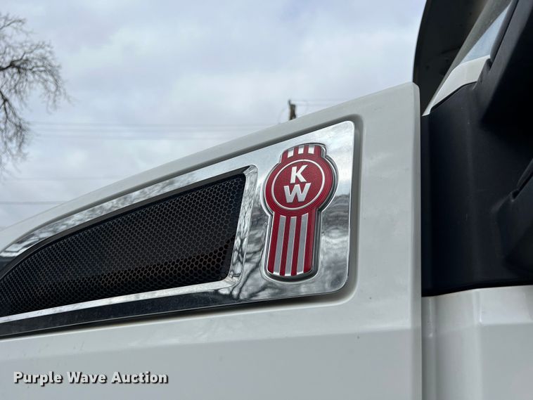 image for item DS2920 2018 Kenworth  T680 semi truck