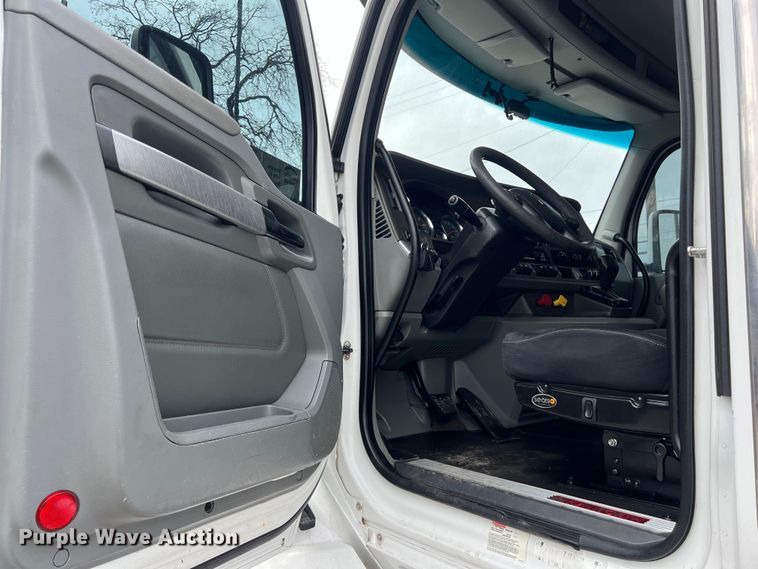 image for item DS2920 2018 Kenworth  T680 semi truck