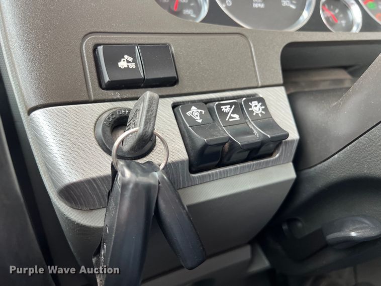 image for item DS2920 2018 Kenworth  T680 semi truck