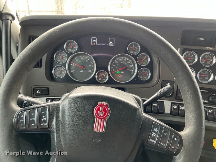 image for item DS2920 2018 Kenworth  T680 semi truck