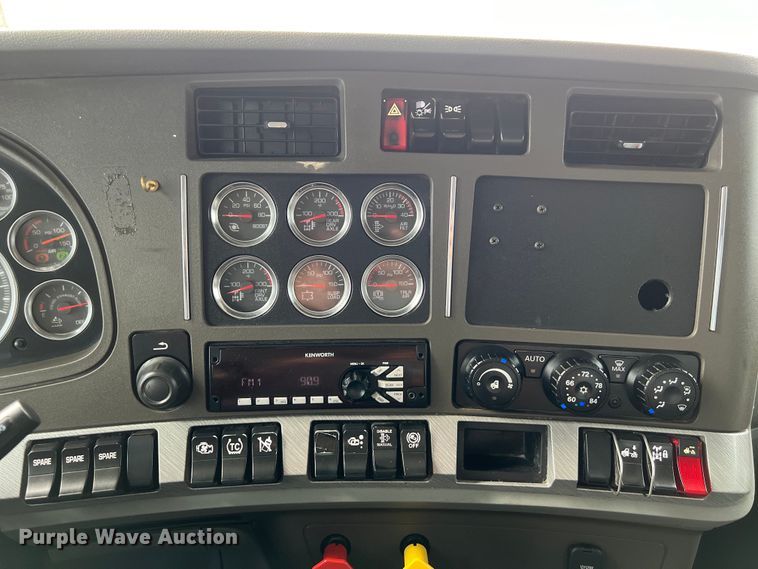 image for item DS2920 2018 Kenworth  T680 semi truck