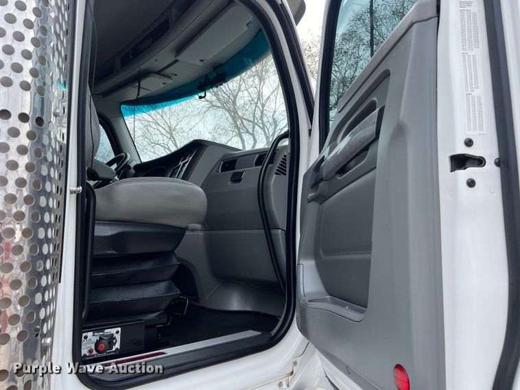 image for item DS2920 2018 Kenworth  T680 semi truck