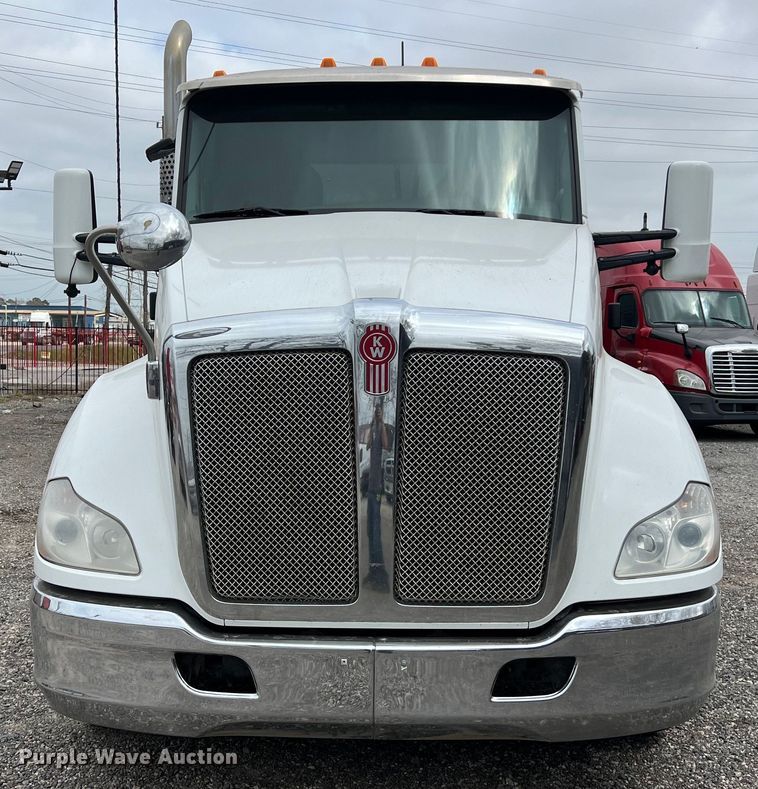 image for item DS2921 2018 Kenworth T680 semi truck