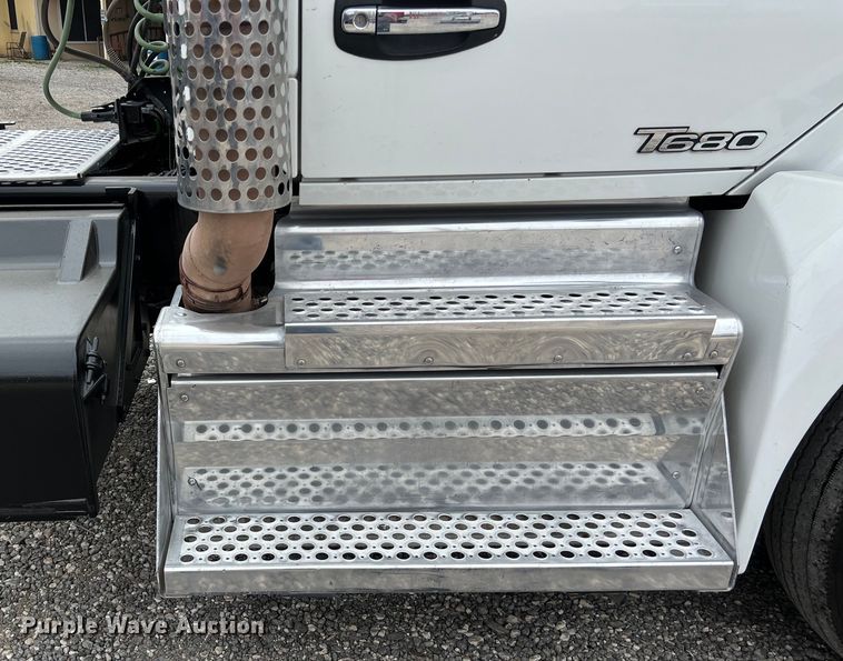image for item DS2921 2018 Kenworth T680 semi truck
