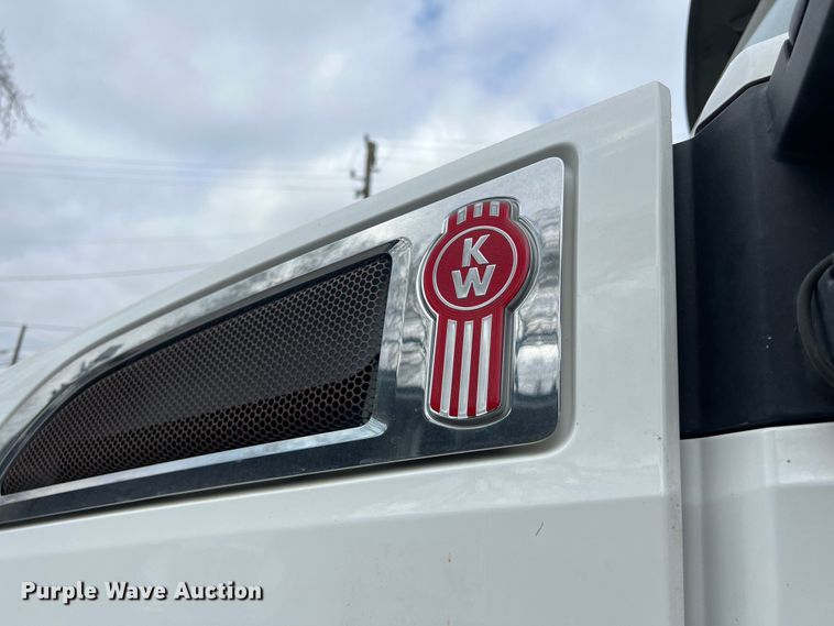 image for item DS2921 2018 Kenworth T680 semi truck