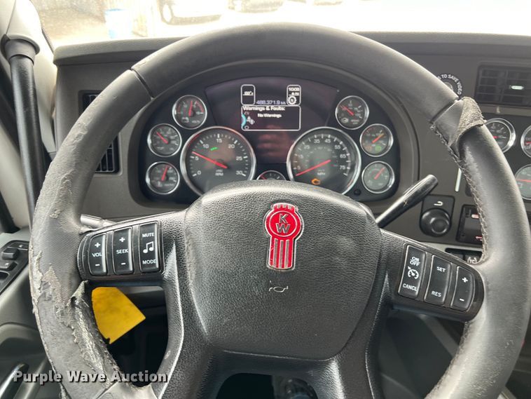 image for item DS2921 2018 Kenworth T680 semi truck