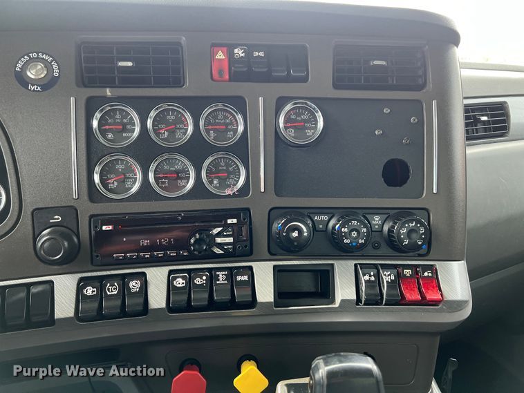 image for item DS2921 2018 Kenworth T680 semi truck