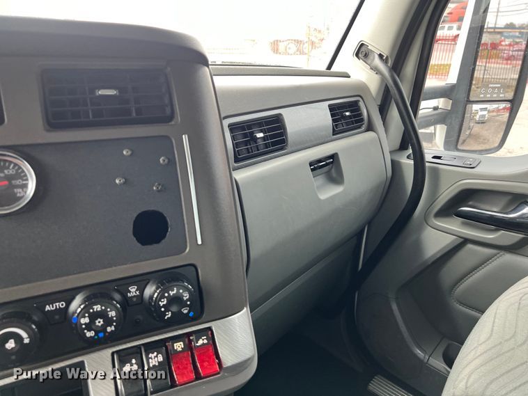 image for item DS2921 2018 Kenworth T680 semi truck