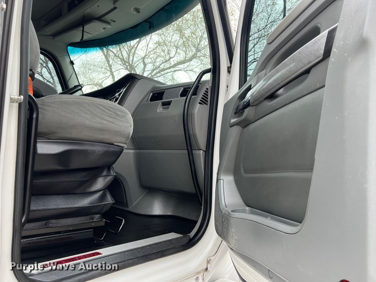 image for item DS2921 2018 Kenworth T680 semi truck