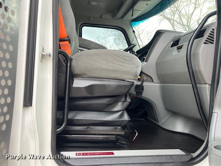 image for item DS2921 2018 Kenworth T680 semi truck