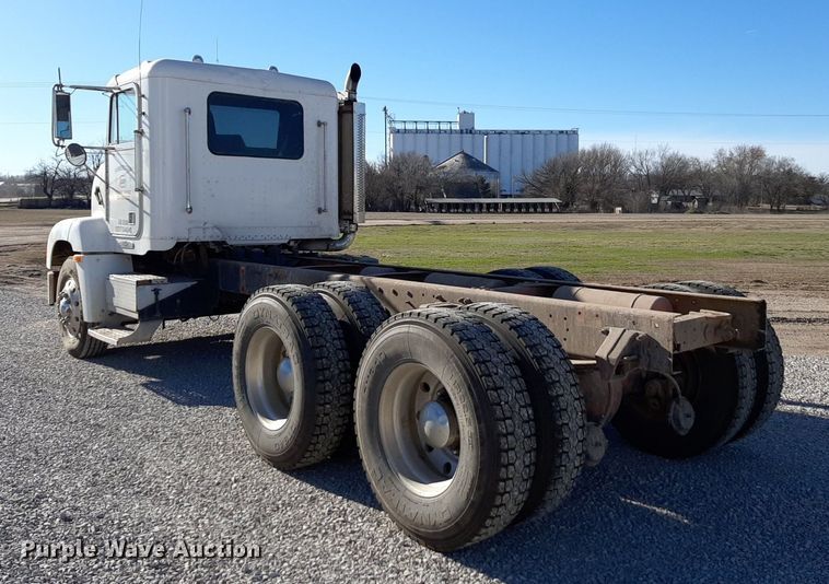 image for item DV9818 1994 Freightliner truck cab and chassis